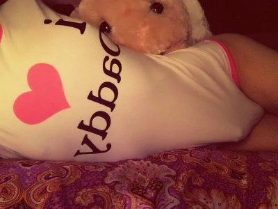 Belle trans de Gex en body sexy attend un mec pour sexe sur son lit