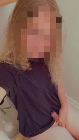 Jeune transgenre timide reçoit pour domination et humiliation sexe à Mulhouse