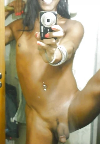 Plan sexe avec une jolie transsexuelle métisse cochonne de Guyane