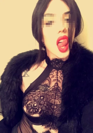 Rencontrer une trans brune charmante quimpéroise aux lèvres sexy pour une pipe et plus si affinités