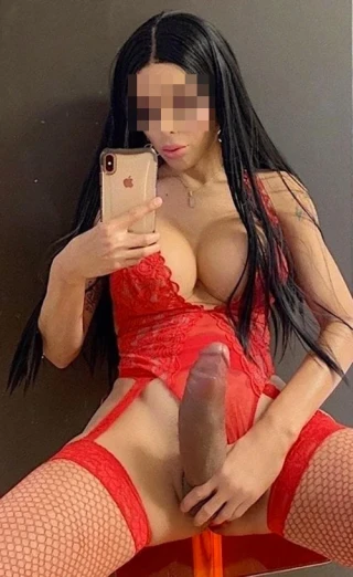 Shemale bombasse aux seins refaits de Paris cherche plan baise hard